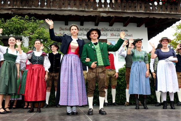 Tutzinger Fischerhochzeit, Polterabend am Gröberhof (Guggerhof) hier im Bild das Tutzinger Brautpaar der Fischerhochzeit 2026 Mara Bove (als Braut) (li.) mit Valentin Müller (als Bräutigam) (re.) winkend *** Tutzing Fishermen s Wedding, pre-wedding party at the Gröberhof Guggerhof; pictured here are the Tutzing bride and groom from the 2026 Fishermen s Wedding: Mara Bove (left) as the bride, waving, and Valentin Müller (right) as the groom