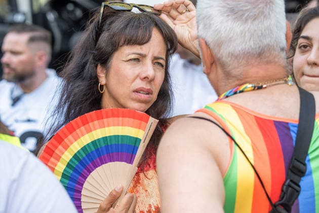 CSD Berlin 2026, Elif Eralp, Linken-Spitzenkandidati für die Berliner Abgeordnetenhauswahl am 20. September 2026,im Gespräch mit CSD-Teilnehmer, große CSD-Parade am Samstag, Motto: Haltung ist hot, Berlin, 25. Juli 2026 Deutschland, Berlin, 25. Juli 2026, CSD Berlin 2026, CSD-Parade, Elif Eralp, Linken-Spitzenkandidatin für die Berliner Abgeordnetenhauswahl am 20. September 2026, im Gespräch mit CSD-Teilnehmer, Demonstrationszug von der Leipziger Straße über den Potsdamer Platz zum Brandenburger Tor, CSD-Motto: Haltung ist hot, Hunderttausende Teilnehmer, bunt geschmückte Wagen und zahlreiche Fußgruppen ziehen durch die Berliner Innenstadt, Christopher Street Day, 2. Tag des Berliner CSD-Wochenendes, Demonstration der queeren Com