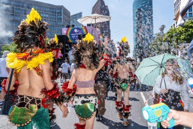 CSD Berlin 2026, Seifenblasen schweben über der farbenfrohen CSD-Parade am Potsdamer Platz, Berlin, 25. Juli 2026 Deutschland, Berlin, 25. Juli 2026, CSD Berlin 2026, CSD-Parade am Potsdamer Platz, Teilnehmer tanzen im Seifenblasen-Trubel, Demonstrationszug von der Leipziger Straße zum Brandenburger Tor, CSD-Motto: Haltung ist hot, Hunderttausende Teilnehmer, bunt geschmückte Wagen und zahlreiche Fußgruppen ziehen durch die Berliner Innenstadt, Christopher Street Day, 2. Tag des Berliner CSD-Wochenendes, Demonstration der queeren Community für gesellschaftliche Vielfalt und Demokratie, Community, Solidarität, Vielfalt, Demonstration, Samstag ab 12 Uhr, feiern, schönes Sommerwetter bis 27 Grad, *** CSD Berlin 2026, soap bubbles float