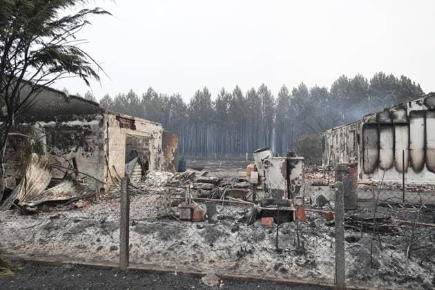 RECORD DATE NOT STATED Fires in Gironde, Lège PHOTOPQR SUD OUEST Photo by Fabien Cottereau Lège Fires in Gironde, Sainte-Hélène, Lacanau On the D106 road leading to Lège, the landscape is apocalyptic; numerous homes have been ravaged by the fire. Fires in southwestern France on July 25, 2026. On the D106 road leading to Lège, the landscape is apocalyptic; many homes have been devastated by the fire. Local Caption Lège, Gironde, France  Copyright: xPHOTOPQR SUDxOUEST MAXPPPxPhotoxFabienxCottereaux 20260725SDO1228 20260725SDO1228