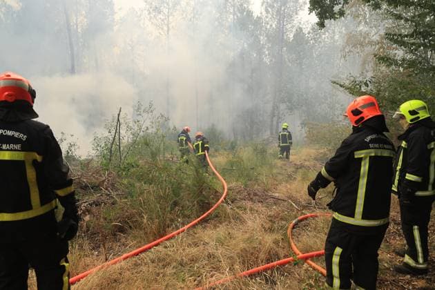 RECORD DATE NOT STATED Fires in Gironde: Sainte-Hélène and Lacanau PHOTOPQR SUD OUEST Photo by Fabien Cottereau Sainte-Hélène Fires in Gironde: Sainte-Hélène and Lacanau Between Sainte-Hélène and Lacanau, along the D06 and D05, this is the epicenter of the firefighters’ battle to protect both towns. The A400 and Dash aircraft have dropped fire retardant over the area. Fires in southwestern France on July 25, 2026 Local Caption Sainte-Hélène, Gironde, France  Copyright: xPHOTOPQR SUDxOUEST MAXPPPxPhotoxFabienxCottereaux 20260725SDO1208 20260725SDO1208