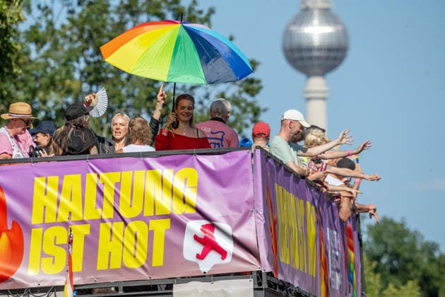 CSD Berlin 2026, große CSD-Parade am Samstag, Motto: Haltung ist hot, Berliner Fernsehturm, Berlin, 25. Juli 2026 Deutschland, Berlin, 25. Juli 2026, CSD Berlin 2026, CSD-Parade, Wagen 1 ist um 16:40 Uhr auf der Zielgeraden, Sonnenschirm in Regenbogenfarben, der Berliner Fernsehturm ist im Hintergrund, Demonstrationszug von der Leipziger Straße zum Brandenburger Tor, CSD-Motto: Haltung ist hot, Hunderttausende Teilnehmer, bunt geschmückte Wagen und zahlreiche Fußgruppen ziehen durch die Berliner Innenstadt, Christopher Street Day, 2. Tag des Berliner CSD-Wochenendes, Demonstration der queeren Community für gesellschaftliche Vielfalt und Demokratie, Community, Solidarität, Vielfalt, Demonstration, Samstag ab 12 Uhr, feiern, schönes S