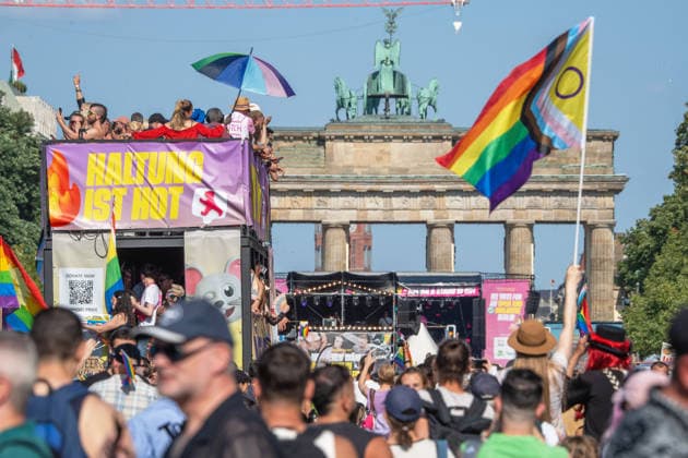 CSD Berlin 2026, große CSD-Parade am Samstag, Motto: Haltung ist hot, Parade am Ziel, dem Brandenburger Tor, Berlin, 25. Juli 2026 Deutschland, Berlin, 25. Juli 2026, CSD Berlin 2026, CSD-Parade, Wagen 1 ist um 16:50 Uhr auf der Zielgeraden, Sonnenschirm in Regenbogenfarben, das Brandenburger Tor ist im Hintergrund, Demonstrationszug von der Leipziger Straße zum Brandenburger Tor, CSD-Motto: Haltung ist hot, Hunderttausende Teilnehmer, bunt geschmückte Wagen und zahlreiche Fußgruppen ziehen durch die Berliner Innenstadt, Christopher Street Day, 2. Tag des Berliner CSD-Wochenendes, Demonstration der queeren Community für gesellschaftliche Vielfalt und Demokratie, Community, Solidarität, Vielfalt, Demonstration, Samstag ab 12 Uhr, feie