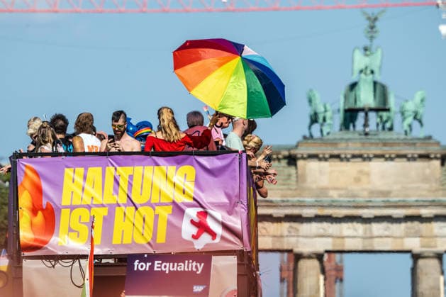 CSD Berlin 2026, große CSD-Parade ist am Samstag um kurz vor 17 Uhr am Ziel, dem Brandenburger Tor, Berlin, 25. Juli 2026 Deutschland, Berlin, 25. Juli 2026, CSD Berlin 2026, CSD-Parade, Wagen 1 ist um 16:50 Uhr am Ziel, dem Brandenburger Tor, Sonnenschirm in Regenbogenfarben, Demonstrationszug von der Leipziger Straße zum Brandenburger Tor, CSD-Motto: Haltung ist hot, Hunderttausende Teilnehmer, bunt geschmückte Wagen und zahlreiche Fußgruppen ziehen durch die Berliner Innenstadt, Christopher Street Day, 2. Tag des Berliner CSD-Wochenendes, Demonstration der queeren Community für gesellschaftliche Vielfalt und Demokratie, Community, Solidarität, Vielfalt, Demonstration, Samstag ab 12 Uhr, feiern, schönes Sommerwetter bis 27 Grad, *