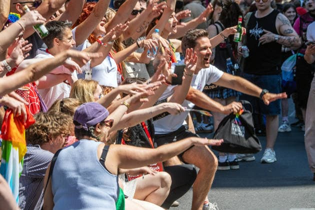 CSD Berlin 2026, Steffen Krach, SPD-Spitzenkandidat für die Berliner Abgeordnetenhauswahl am 20. September 2026, Gruppenfoto mit freiwilligen Wahlkampfhelfern, große CSD-Parade am Samstag, Motto: Haltung ist hot, Berlin, 25. Juli 2026 Deutschland, Berlin, 25. Juli 2026, CSD Berlin 2026, CSD-Parade, Steffen Krach, (rechts), SPD-Spitzenkandidat für die Berliner Abgeordnetenhauswahl am 20. September 2026, Gruppenfoto mit freiwilligen Wahlkampfhelfern, Demonstrationszug von der Leipziger Straße über den Potsdamer Platz zum Brandenburger Tor, CSD-Motto: Haltung ist hot, Hunderttausende Teilnehmer, bunt geschmückte Wagen und zahlreiche Fußgruppen ziehen durch die Berliner Innenstadt, Christopher Street Day, 2. Tag des Berliner CSD-Wochen