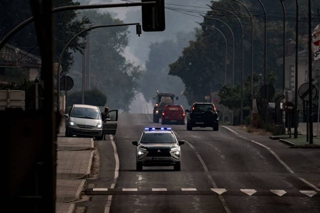 Evacuation of towns affected by the wildfires in Spain AVILA, SPAIN - JULY 25: Evacuation efforts continue in the towns affected by the wildfires as firefighters battle the blaze in La Adrada, Province of Avila, Spain, on July 25, 2026. Diego Radames Anadolu Avila Spain. Editorial use only. Please get in touch for any other usage.  Copyright: x2026xAnadoluxDiegoxRadamesx