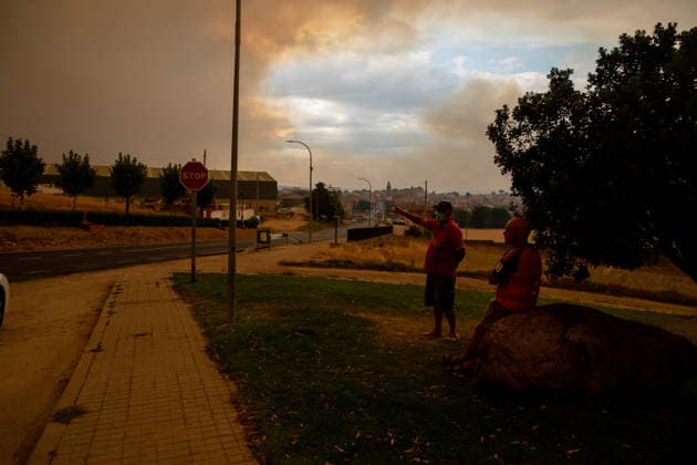 The Infocam Plan Raises the Almorox, Toledo Fire to Level 2 Several residents, on July 25, 2026, in Almorox, Toledo, Castilla-La Mancha, Spain The Infocam Plan has raised the Almorox, Toledo fire to Level 2, as reported by the Castilla-La Mancha Forest Fire Prevention and Suppression Unit on its social media accounts. Five aerial resources, 40 ground resources, and 189 personnel are currently working on fire suppression efforts in the area. Due to a change in wind direction, the fire in the Sierra Oeste of Madrid has spread into the province of Toledo via the Almorox area. JULY 25, 2026 FIRE NEIGHBORS LEVEL 2 Juanma Jimé Almorox, Toledo, Castilla-La Man Almorox, Toledo, Castilla-La Man Spain  Copyright: xJuanmaxJimÃ nezx 7687850