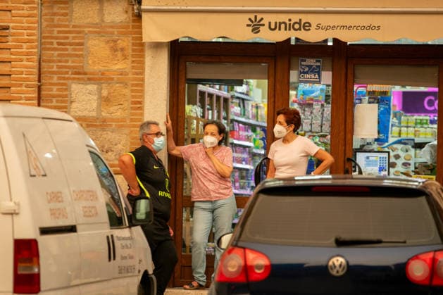 The Infocam Plan Raises the Almorox, Toledo Fire to Level 2 Several residents, on July 25, 2026, in Almorox, Toledo, Castilla-La Mancha, Spain The Infocam Plan has raised the Almorox, Toledo fire to Level 2, as reported by the Castilla-La Mancha Forest Fire Prevention and Suppression Unit on its social media accounts. Five aerial resources, 40 ground resources, and 189 personnel are currently working on fire suppression efforts in the area. Due to a change in wind direction, the fire in the Sierra Oeste of Madrid has spread into the province of Toledo via the Almorox area. JULY 25, 2026 FIRE NEIGHBORS LEVEL 2 Juanma Jimé Almorox, Toledo, Castilla-La Man Almorox, Toledo, Castilla-La Man Spain  Copyright: xJuanmaxJimÃ nezx 7687853