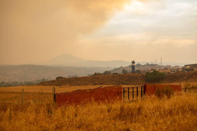 The Infocam Plan Raises the Almorox, Toledo Fire to Level 2 View of the fire on July 25, 2026, in Almorox, Toledo, Castilla-La Mancha, Spain. The Infocam Plan has raised the Almorox, Toledo fire to Level 2, as reported by the Castilla-La Mancha Forest Fire Prevention and Suppression Unit on its social media accounts. Five aerial resources, 40 ground resources, and 189 personnel are currently working on fire suppression efforts in the area. Due to a shift in wind direction, the fire in the Sierra Oeste of Madrid has spread into the province of Toledo via the Almorox area. JULY 25, 2026 FIRE NEIGHBORS LEVEL 2 Juanma Jimé Almorox, Toledo, Castilla-La Man Almorox, Toledo, Castilla-La Man Spain  Copyright: xJuanmaxJimÃ nezx 7687871