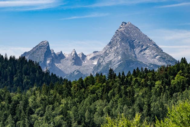 Creative Highlights World Der Watzmann hinter dem Waldgebiet bei Ettenberg GER, Themenbild Natur, Almbachklamm bei Marktschellenberg - Berchtesgaden, 25.07.2026 Foto: HMB Media Heike Feiner *** The Watzmann behind the wooded area near Ettenberg, Germany; nature-themed photo: Almbachklamm near Marktschellenberg, Berchtesgaden, July 25, 2026; photo by HMB Media, Heike Feiner Copyright: HMBxMedia HeikexFeiner