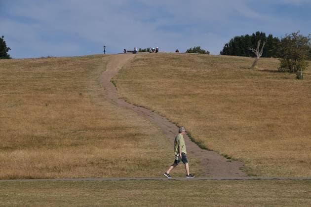 July 25, 2026, London, United Kingdom: A man walks along a very dry Primrose Hill..Many areas have experienced extremely dry conditions following record-breaking heatwaves in the UK. London United Kingdom - ZUMAs197 20260725_aaa_s197_139 Copyright: xVukxValcicx
