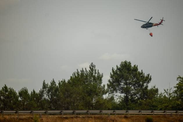MAJOR FIRES IN GIRONDE, DAY 3 – PHOTOPQR, VOIX DU NORD, SEVERINE COURBE, JULY 25, 2026; BLAGON, JULY 25, 2026 Major fires and forest fires in Gironde around the village; during the day, it is mainly helicopters that are in operation PHOTO SEVERINE COURBE LA VOIX DU NORD Fires in southwestern France on July 25, 2026 Local Caption GIRONDE France  Copyright: xPHOTOPQR VOIXxDUxNORD MAXPPPxSEVERINExCOURBEx 20260725VDN1434 20260725VDN1434