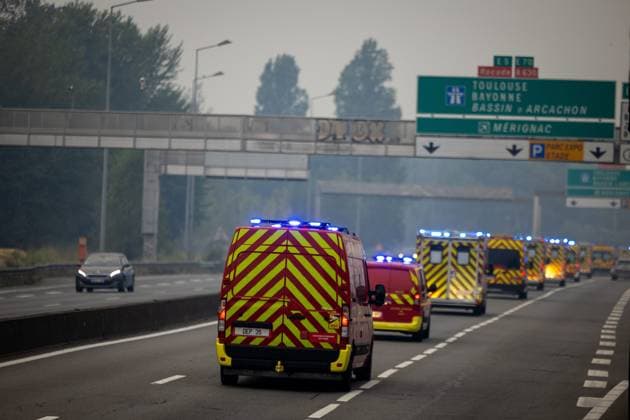 MAJOR FIRES IN GIRONDE DAY 3 PHOTOPQR VOIX DU NORD SEVERINE COURBE JULY 25, 2026 LORMONT JULY 25, 2026 Major fires, forest fires in Gironde; a column of firefighters from Paris isis heading toward Mérignac via the Pont d’Aquitaine PHOTO SEVERINE COURBE LA VOIX DU NORD Fires in southwestern France on July 25, 2026 Local Caption GIRONDE France  Copyright: xPHOTOPQR VOIXxDUxNORD MAXPPPxSEVERINExCOURBEx 20260725VDN1467 20260725VDN1467