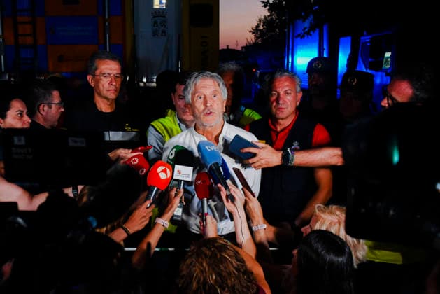 Marlaska Extends the National Emergency Declaration Due to Wildfires to the Province of Toledo Interior Minister Fernando Grande Marlaska addresses the media at the Forward Command Post on July 25, 2026, in Navaluenga, Ávila, Castile and León, Spain. Interior Minister Fernando Grande Marlaska has expanded the territorial scope of the national emergency declaration—which previously covered the Community of Madrid and the province of Ávila in Castile and León—to include the province of Toledo. The decision was made at the request of the emergency operations command, and in light of the evolution of the fires, their cross-regional nature, and the need to ensure maximum efficiency in the coordination and deployment of available resources, acco  Copyright: xMateoxLanzuelax 7688091
