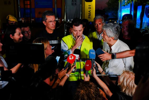 Marlaska Extends the National Emergency Declaration Due to Wildfires to the Province of Toledo The president of the Regional Government of Castile and León, Alfonso Fernández Manueco, addresses the media at the Forward Command Post on July 25, 2026, in Navaluenga, Ávila, Castile and León, Spain. Interior Minister Fernando Grande Marlaska has expanded the territorial scope of the national emergency declaration—which previously covered the Community of Madrid and the province of Ávila in Castile and León—to include the province of Toledo. The decision was made at the request of the emergency operations command, and in light of the evolution of the fires, their cross-regional nature, and the need to ensure maximum efficiency in the coordinati  Copyright: xMateoxLanzuelax 7688095