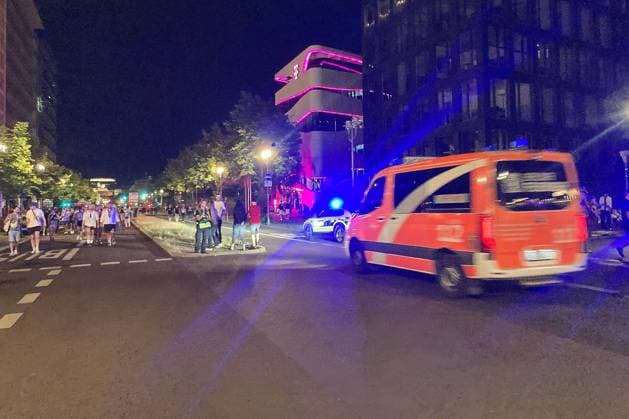 Berlin, Deutschland, 25.07.2026: Auto fährt bei CSD in Menschenmenge: Polizei und ein Auto der Feuerwehr (Nicht direkt am Tatort, aber kurz nach den ersten Meldungen aufgenommen) *** Berlin, Germany, July 25, 2026: Car drives into a crowd during CSD; police and a fire department vehicle are present. Not taken directly at the scene, but shortly after the first reports came in. Copyright: xdtsxNachrichtenagenturx dts_128435