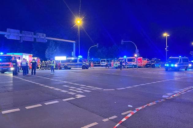 Berlin, Deutschland, 25.07.2026: Auto fährt bei CSD in Menschenmenge: Polizei und Rettungswagen (Kurz nach den ersten Meldungen aufgenommen) *** Berlin, Germany, July 25, 2026: Car Plows Into Crowd at CSD; Police and Ambulances on the Scene. Recorded shortly after the first reports came in. Copyright: xdtsxNachrichtenagenturx dts_128436