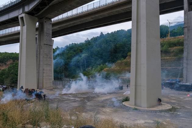 July 25, 2026, Chiomonte, Val Di Susa, Italy: CHIOMONTE, VAL DI SUSA, PIEDMONT, ITALY Ã¢â‚¬ JULY 25, 2026: Masked activists from the No TAV movement, which opposes the Turin-Lyon high-speed railway project, clash with security forces after storming the high-speed rail construction site in Chiomonte. Protesters threw rocks and firecrackers, setting fire to four vehicles belonging to the Carabinieri and Guardia di Finanza. Police responded with tear gas and water cannons, leaving more than 50 security personnel injured and forcing the closure of a section of the A32 Turin-Bardonecchia motorway. Chiomonte, Val Di Susa Italy  - ZUMAq101 20260725_zna_q101_280 Copyright: xLeonardoxGaravagliax