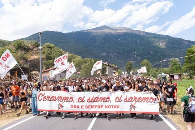 July 25, 2026, Chiomonte, Val Di Susa, Italy: CHIOMONTE, VAL DI SUSA, PIEDMONT, ITALY Ã¢â‚¬ JULY 25, 2026: Masked activists from the No TAV movement, which opposes the Turin-Lyon high-speed railway project, clash with security forces after storming the high-speed rail construction site in Chiomonte. Protesters threw rocks and firecrackers, setting fire to four vehicles belonging to the Carabinieri and Guardia di Finanza. Police responded with tear gas and water cannons, leaving more than 50 security personnel injured and forcing the closure of a section of the A32 Turin-Bardonecchia motorway. Chiomonte, Val Di Susa Italy  - ZUMAq101 20260725_zna_q101_281 Copyright: xLeonardoxGaravagliax