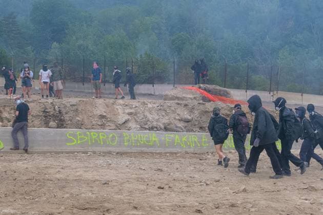 July 25, 2026, Chiomonte, Val Di Susa, Italy: CHIOMONTE, VAL DI SUSA, PIEDMONT, ITALY Ã¢â‚¬ JULY 25, 2026: Masked activists from the No TAV movement, which opposes the Turin-Lyon high-speed railway project, clash with security forces after storming the high-speed rail construction site in Chiomonte. Protesters threw rocks and firecrackers, setting fire to four vehicles belonging to the Carabinieri and Guardia di Finanza. Police responded with tear gas and water cannons, leaving more than 50 security personnel injured and forcing the closure of a section of the A32 Turin-Bardonecchia motorway. Chiomonte, Val Di Susa Italy  - ZUMAq101 20260725_zna_q101_282 Copyright: xLeonardoxGaravagliax