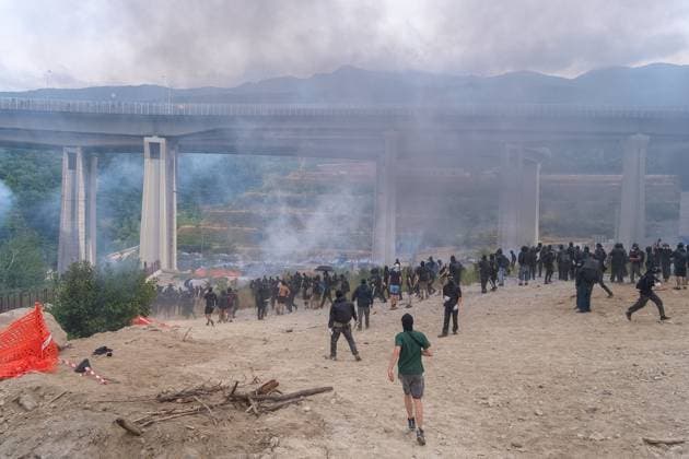 July 25, 2026, Chiomonte, Val Di Susa, Italy: CHIOMONTE, VAL DI SUSA, PIEDMONT, ITALY Ã¢â‚¬ JULY 25, 2026: Masked activists from the No TAV movement, which opposes the Turin-Lyon high-speed railway project, clash with security forces after storming the high-speed rail construction site in Chiomonte. Protesters threw rocks and firecrackers, setting fire to four vehicles belonging to the Carabinieri and Guardia di Finanza. Police responded with tear gas and water cannons, leaving more than 50 security personnel injured and forcing the closure of a section of the A32 Turin-Bardonecchia motorway. Chiomonte, Val Di Susa Italy  - ZUMAq101 20260725_zna_q101_283 Copyright: xLeonardoxGaravagliax
