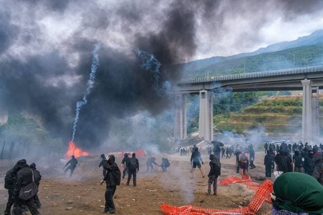 July 25, 2026, Chiomonte, Val Di Susa, Italy: CHIOMONTE, VAL DI SUSA, PIEDMONT, ITALY Ã¢â‚¬ JULY 25, 2026: Masked activists from the No TAV movement, which opposes the Turin-Lyon high-speed railway project, clash with security forces after storming the high-speed rail construction site in Chiomonte. Protesters threw rocks and firecrackers, setting fire to four vehicles belonging to the Carabinieri and Guardia di Finanza. Police responded with tear gas and water cannons, leaving more than 50 security personnel injured and forcing the closure of a section of the A32 Turin-Bardonecchia motorway. Chiomonte, Val Di Susa Italy  - ZUMAq101 20260725_zna_q101_285 Copyright: xLeonardoxGaravagliax