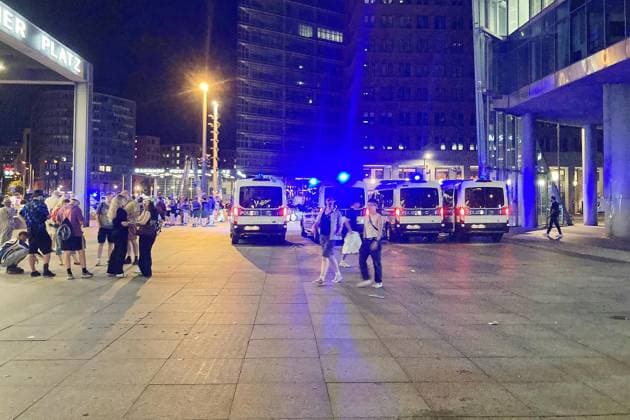 Berlin, Deutschland, 25.07.2026: Auto fährt bei CSD in Menschenmenge: Menschen am Potsdamer Platz, aufgenommen kurz nach den ersten Meldungen. Polizei ist vor Ort. *** Berlin, Germany, July 25, 2026: Car drives into a crowd at CSD; people at Potsdamer Platz, photographed shortly after the first reports; police are on the scene Copyright: xdtsxNachrichtenagenturx dts_128439