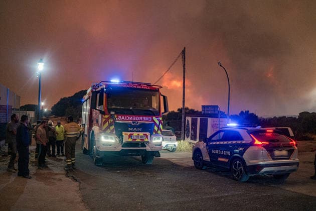 The wildfire in Ávila forces the evacuation of seven more towns and leaves 13,750 people affected after a difficult night Residents are evacuated as the fire approaches in La Adrada, on July 25, 2026, in Ávila, Castile and León, Spain. The Burgohondo forest fire in Ávila, now in its fourth day this Saturday, has forced the preventive evacuation of the towns of Piedralaves, La Adrada, Casillas, Sotillo, Santa María del Tiétar, Navahondilla, and Casavieja following a difficult night marked by constantly changing weather conditions and the proximity of the fire advancing from the Community of Madrid, while, for the moment, the affected population totals 5,150 evacuees and 8,600 people under lockdown. JULY 25, 2026 FIRE EVACUEES TOWN PIXELATED  Copyright: xCÃ sarxVallejoxRodriguezx 7688128