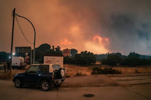 The wildfire in Ávila forces the evacuation of seven more towns and leaves 13,750 people affected after a difficult night Residents are evacuated as the fire approaches in La Adrada, on July 25, 2026, in Ávila, Castile and León, Spain. The Burgohondo forest fire in Ávila, now in its fourth day this Saturday, has forced the preventive evacuation of the towns of Piedralaves, La Adrada, Casillas, Sotillo, Santa María del Tiétar, Navahondilla, and Casavieja following a difficult night marked by constantly changing weather conditions and the proximity of the fire advancing from the Community of Madrid, while, for the moment, the affected population totals 5,150 evacuees and 8,600 people under lockdown. JULY 25, 2026 FIRE EVACUEES TOWN PIXELATED  Copyright: xCÃ sarxVallejoxRodriguezx 7688129