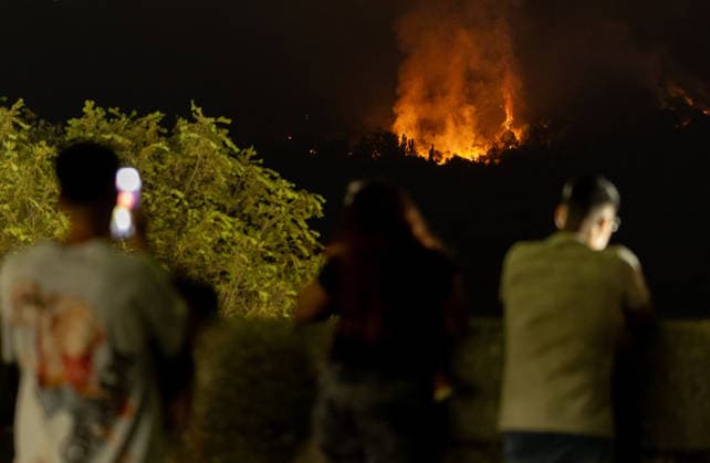 The fire is spreading slowly at night and has lost some intensity, but winds are expected to pick up this morning. Several people are watching the fire on July 25, 2026, in San Martín de Valdeiglesias, Madrid, Spain. Overnight, the change in weather conditions—with less wind, higher humidity, and cooler temperatures—has helped, although the fire remains active. The authorities’ priority is to prevent the fire from reaching El Escorial or merging with the one affecting the Burgohondo area, in Ávila. July 25, 2026. Robledo de Chavela, Madrid. Robledo de Chavela, Madrid, Spain  Copyright: xEduardoxParrax 7688135