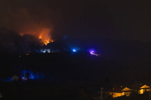 The fire is spreading slowly at night and its intensity has decreased, but winds are expected to pick up this morning. Nighttime view of the fire, July 25, 2026, in San Martín de Valdeiglesias, Madrid, Spain. Overnight conditions improved, with less wind, higher humidity, and cooler temperatures, although the fire remains active. The authorities’ priority is to prevent the fire from reaching El Escorial or merging with the one affecting the Burgohondo area, in Ávila. JULY 25, 2026. Robledo de Chavela, Madrid. Robledo de Chavela, Madrid, Spain  Copyright: xEduardoxParrax 7688138