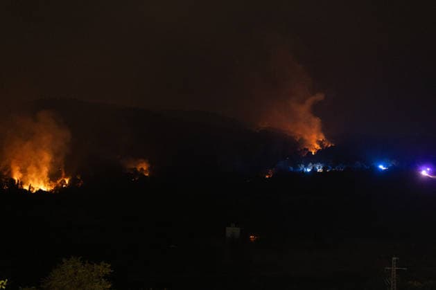 The fire is spreading slowly at night and its intensity has decreased, but winds are expected to pick up this morning. Nighttime view of the fire, July 25, 2026, in San Martín de Valdeiglesias, Madrid, Spain. Overnight conditions improved, with less wind, higher humidity, and cooler temperatures, although the fire remains active. The authorities’ priority is to prevent the fire from reaching El Escorial or merging with the fire affecting the Burgohondo area, in Ávila. JULY 25, 2026. Robledo de Chavela, Madrid. Robledo de Chavela, Madrid, Spain  Copyright: xEduardoxParrax 7688137