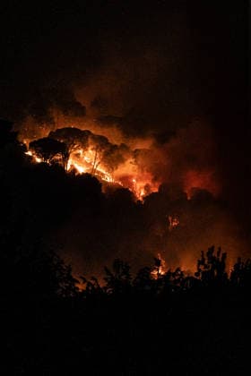 The wildfire in Ávila forces the evacuation of seven more towns and leaves 13,750 people affected after a difficult night View of the wildfire in La Adrada on July 25, 2026, in Ávila, Castile and León, Spain. The Burgohondo forest fire in Ávila, now in its fourth day this Saturday, has forced the preventive evacuation of the towns of Piedralaves, La Adrada, Casillas, Sotillo, Santa María del Tiétar, Navahondilla, and Casavieja following a difficult night marked by constantly changing weather conditions and the proximity of the fire advancing from the Community of Madrid, while, for the moment, the affected population totals 5,150 evacuees and 8,600 people under lockdown. JULY 25, 2026 FIRE EVACUEES TOWN César Vallejo Rodríguez La Adrada, Ã  Copyright: xCÃ sarxVallejoxRodriguezx 7688131