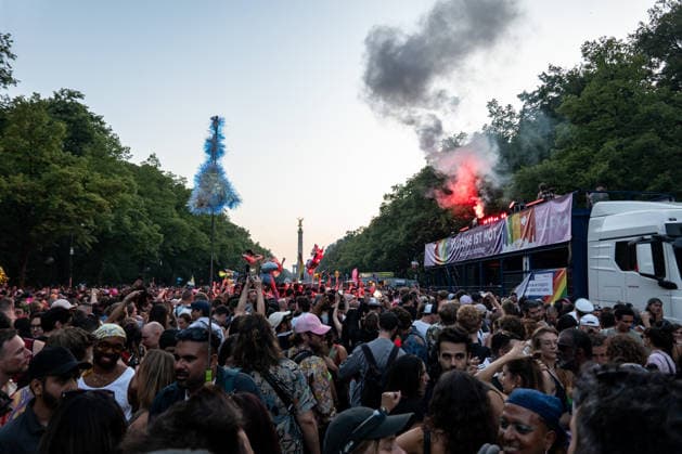 Menschen feiern in der Strasse des 17. Juni während des 48. Christopher Street Day in Berlin am 25. Juli 2026. 48. Christopher Street Day in Berlin *** People celebrate on 17 June Street during the 48th Christopher Street Day in Berlin on July 25, 2026 48th Christopher Street Day in Berlin