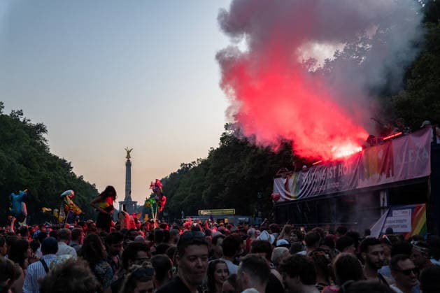 Menschen feiern in der Strasse des 17. Juni während des 48. Christopher Street Day in Berlin am 25. Juli 2026. 48. Christopher Street Day in Berlin *** People celebrate on 17 June Street during the 48th Christopher Street Day in Berlin on July 25, 2026 48th Christopher Street Day in Berlin