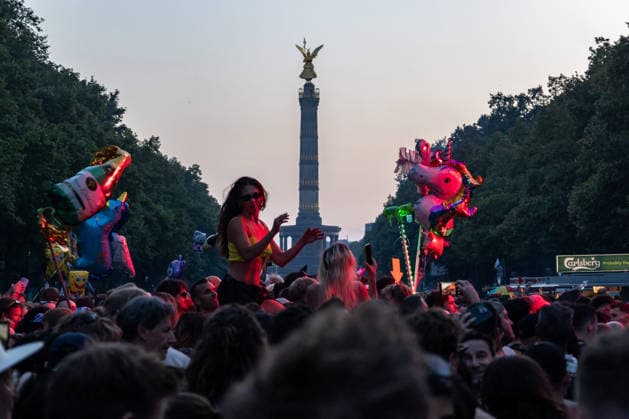 Menschen feiern in der Strasse des 17. Juni während des 48. Christopher Street Day in Berlin am 25. Juli 2026. 48. Christopher Street Day in Berlin *** People celebrate on 17 June Street during the 48th Christopher Street Day in Berlin on July 25, 2026 48th Christopher Street Day in Berlin