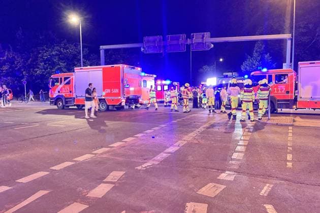 Berlin, Deutschland, 25.07.2026: Auto fährt bei CSD in Menschenmenge: Polizei und Rettungskräfte versorgen Verletzte, der Tatort ist weiträumig abgesperrt. *** Berlin, Germany, July 25, 2026: A car plows into a crowd during CSD; police and emergency responders are treating the injured, and the scene has been cordoned off over a wide area Copyright: xdtsxNachrichtenagenturx dts_128442
