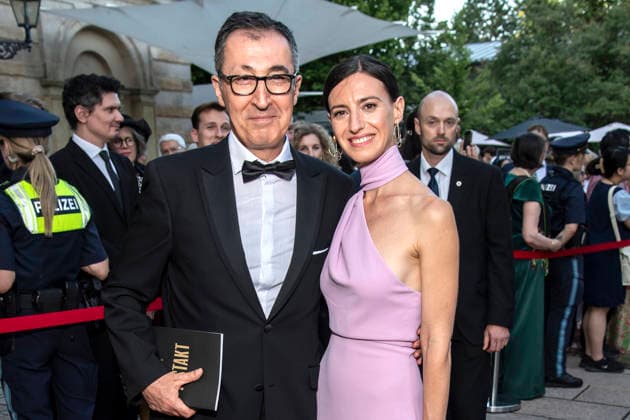 Cem Oezdemir and his wife Flavia Zaka attend the concert of Beethovens 9. Symphonie to open the annual Bayreuth Festival 2026 (Richard-Wagner-Festspiele) at Bayreuth Festspielhaus on July 25, 2026 in Bayreuth, Germany 150th Bayreuther Wagner Festival Opening *** Cem Oezdemir and his wife Flavia Zaka attend the concert featuring Beethoven s Ninth Symphony to open the annual 2026 Bayreuth Festival (Richard Wagner Festspiele) at the Bayreuth Festspielhaus on July 25, 2026 in Bayreuth, Germany—the 150th Bayreuth Wagner Festival Opening