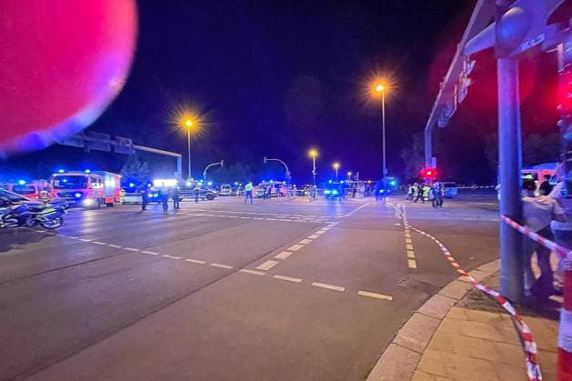 Berlin, Deutschland, 25.07.2026: Auto fährt bei CSD in Menschenmenge: Polizei und Rettungskräfte versorgen Verletzte, der Tatort ist weiträumig abgesperrt. *** Berlin, Germany, July 25, 2026: A car plows into a crowd during CSD; police and emergency responders are treating the injured, and the scene has been cordoned off over a wide area Copyright: xdtsxNachrichtenagenturx dts_128453