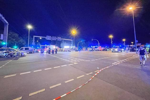 Berlin, Deutschland, 25.07.2026: Auto fährt bei CSD in Menschenmenge: Polizei und Rettungskräfte versorgen Verletzte, der Tatort ist weiträumig abgesperrt. *** Berlin, Germany, July 25, 2026: A car plows into a crowd during CSD; police and emergency responders are treating the injured, and the scene has been cordoned off over a wide area Copyright: xdtsxNachrichtenagenturx dts_128455