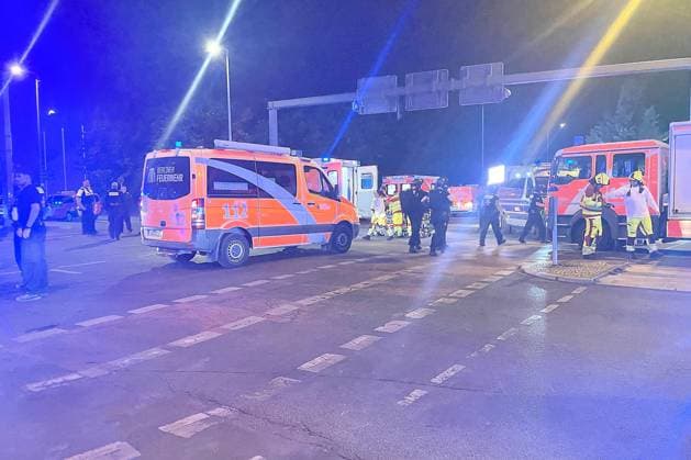Berlin, Deutschland, 25.07.2026: Auto fährt bei CSD in Menschenmenge: Polizei und Rettungskräfte versorgen Verletzte, der Tatort ist weiträumig abgesperrt. *** Berlin, Germany, July 25, 2026: A car plows into a crowd during CSD; police and emergency responders are treating the injured, and the scene has been cordoned off over a wide area Copyright: xdtsxNachrichtenagenturx dts_128458