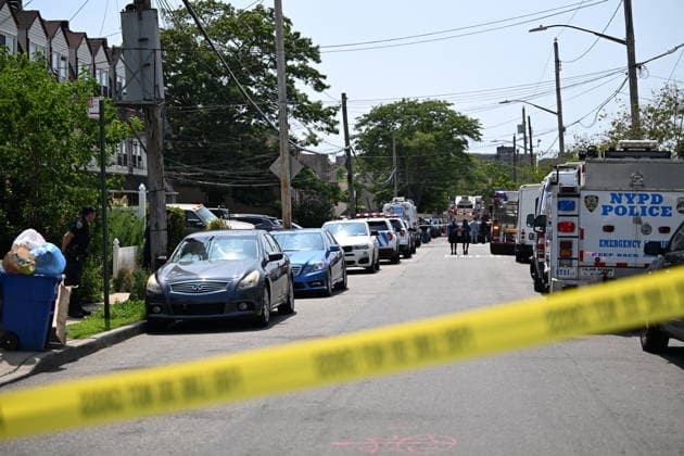 Police shoot armed suspect in Queens after house fire NEW YORK, NY, UNITED STATES - JULY 25: NYPD officers work the scene where a suspect wielding a shotgun was shot and critically wounded by NYPD officers after two people were found dead and the house was found to be set ablaze in Far Rockaway, Queens, New York, United States on Saturday, July 25, 2026. Saturday afternoon NYPD and FDNY responded to the incident at the home on 25-33 Ocean Crest Boulevard. Inside of the suspects tactical vest, shotgun shells were found when he was taken into custody. Kyle Mazza Anadolu New york United States. Editorial use only. Please get in touch for any other usage.  Copyright: x2026xAnadoluxKylexMazzax
