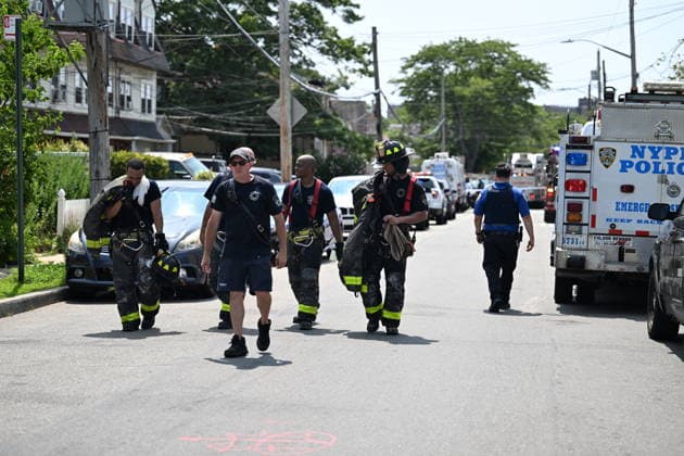 Police shoot armed suspect in Queens after house fire NEW YORK, NY, UNITED STATES - JULY 25: NYPD officers work the scene where a suspect wielding a shotgun was shot and critically wounded by NYPD officers after two people were found dead and the house was found to be set ablaze in Far Rockaway, Queens, New York, United States on Saturday, July 25, 2026. Saturday afternoon NYPD and FDNY responded to the incident at the home on 25-33 Ocean Crest Boulevard. Inside of the suspects tactical vest, shotgun shells were found when he was taken into custody. Kyle Mazza Anadolu New york United States. Editorial use only. Please get in touch for any other usage.  Copyright: x2026xAnadoluxKylexMazzax