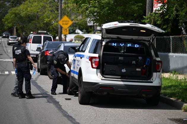 Police shoot armed suspect in Queens after house fire NEW YORK, NY, UNITED STATES - JULY 25: NYPD officers work the scene where a suspect wielding a shotgun was shot and critically wounded by NYPD officers after two people were found dead and the house was found to be set ablaze in Far Rockaway, Queens, New York, United States on Saturday, July 25, 2026. Saturday afternoon NYPD and FDNY responded to the incident at the home on 25-33 Ocean Crest Boulevard. Inside of the suspects tactical vest, shotgun shells were found when he was taken into custody. Kyle Mazza Anadolu New york United States. Editorial use only. Please get in touch for any other usage.  Copyright: x2026xAnadoluxKylexMazzax