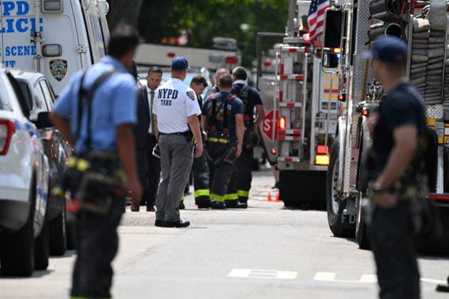 Police shoot armed suspect in Queens after house fire NEW YORK, NY, UNITED STATES - JULY 25: NYPD officers work the scene where a suspect wielding a shotgun was shot and critically wounded by NYPD officers after two people were found dead and the house was found to be set ablaze in Far Rockaway, Queens, New York, United States on Saturday, July 25, 2026. Saturday afternoon NYPD and FDNY responded to the incident at the home on 25-33 Ocean Crest Boulevard. Inside of the suspects tactical vest, shotgun shells were found when he was taken into custody. Kyle Mazza Anadolu New york United States. Editorial use only. Please get in touch for any other usage.  Copyright: x2026xAnadoluxKylexMazzax