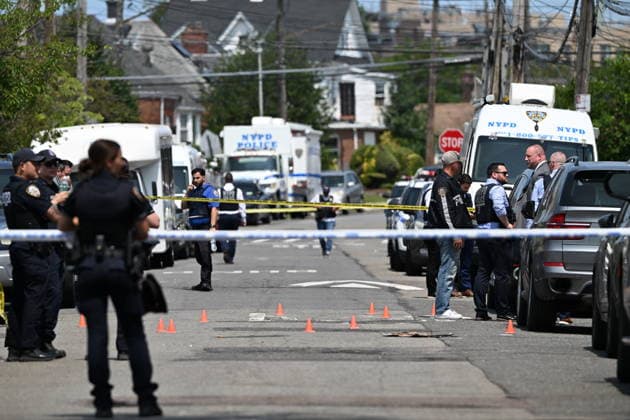 Police shoot armed suspect in Queens after house fire NEW YORK, NY, UNITED STATES - JULY 25: NYPD officers work the scene where a suspect wielding a shotgun was shot and critically wounded by NYPD officers after two people were found dead and the house was found to be set ablaze in Far Rockaway, Queens, New York, United States on Saturday, July 25, 2026. Saturday afternoon NYPD and FDNY responded to the incident at the home on 25-33 Ocean Crest Boulevard. Inside of the suspects tactical vest, shotgun shells were found when he was taken into custody. Kyle Mazza Anadolu New york United States. Editorial use only. Please get in touch for any other usage.  Copyright: x2026xAnadoluxKylexMazzax