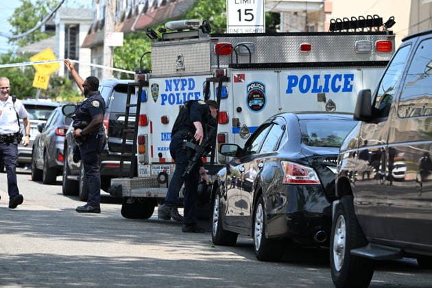 Police shoot armed suspect in Queens after house fire NEW YORK, NY, UNITED STATES - JULY 25: NYPD officers work the scene where a suspect wielding a shotgun was shot and critically wounded by NYPD officers after two people were found dead and the house was found to be set ablaze in Far Rockaway, Queens, New York, United States on Saturday, July 25, 2026. Saturday afternoon NYPD and FDNY responded to the incident at the home on 25-33 Ocean Crest Boulevard. Inside of the suspects tactical vest, shotgun shells were found when he was taken into custody. Kyle Mazza Anadolu New york United States. Editorial use only. Please get in touch for any other usage.  Copyright: x2026xAnadoluxKylexMazzax