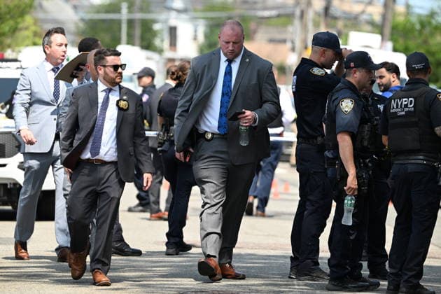 Police shoot armed suspect in Queens after house fire NEW YORK, NY, UNITED STATES - JULY 25: NYPD officers work the scene where a suspect wielding a shotgun was shot and critically wounded by NYPD officers after two people were found dead and the house was found to be set ablaze in Far Rockaway, Queens, New York, United States on Saturday, July 25, 2026. Saturday afternoon NYPD and FDNY responded to the incident at the home on 25-33 Ocean Crest Boulevard. Inside of the suspects tactical vest, shotgun shells were found when he was taken into custody. Kyle Mazza Anadolu New york United States. Editorial use only. Please get in touch for any other usage.  Copyright: x2026xAnadoluxKylexMazzax
