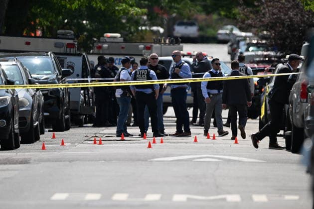 Police shoot armed suspect in Queens after house fire NEW YORK, NY, UNITED STATES - JULY 25: NYPD officers work the scene where a suspect wielding a shotgun was shot and critically wounded by NYPD officers after two people were found dead and the house was found to be set ablaze in Far Rockaway, Queens, New York, United States on Saturday, July 25, 2026. Saturday afternoon NYPD and FDNY responded to the incident at the home on 25-33 Ocean Crest Boulevard. Inside of the suspects tactical vest, shotgun shells were found when he was taken into custody. Kyle Mazza Anadolu New york United States. Editorial use only. Please get in touch for any other usage.  Copyright: x2026xAnadoluxKylexMazzax