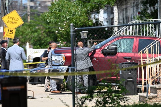 Police shoot armed suspect in Queens after house fire NEW YORK, NY, UNITED STATES - JULY 25: NYPD officers work the scene where a suspect wielding a shotgun was shot and critically wounded by NYPD officers after two people were found dead and the house was found to be set ablaze in Far Rockaway, Queens, New York, United States on Saturday, July 25, 2026. Saturday afternoon NYPD and FDNY responded to the incident at the home on 25-33 Ocean Crest Boulevard. Inside of the suspects tactical vest, shotgun shells were found when he was taken into custody. Kyle Mazza Anadolu New york United States. Editorial use only. Please get in touch for any other usage.  Copyright: x2026xAnadoluxKylexMazzax